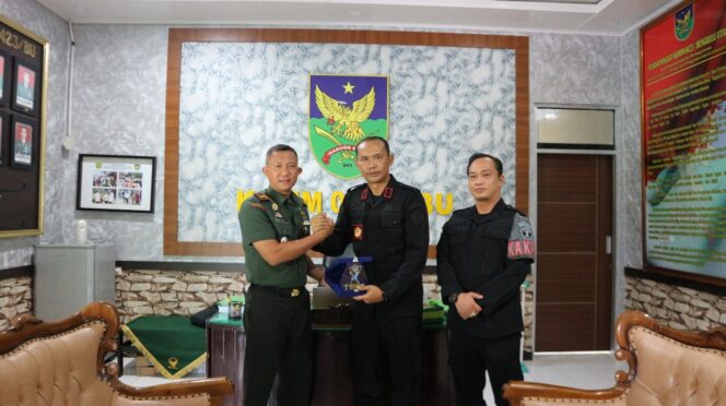 
 Jalin Sinergitas, Kalapas Didampingi KPLP Arga Makmur Berkunjung Ke Kodim 0423/BU