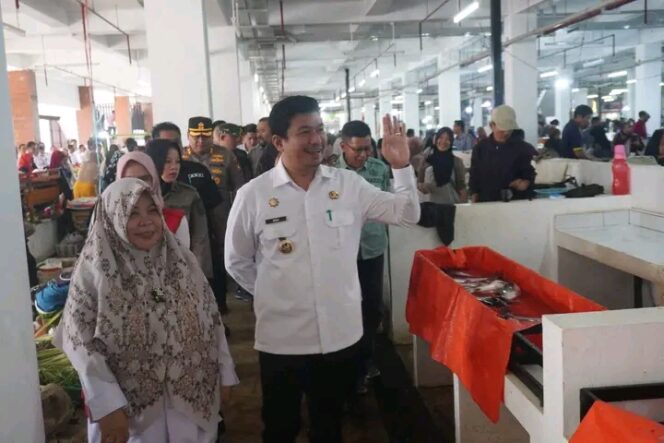 
 Pastikan Stok Aman, Bupati dan Wabup Bersama Forkopimda Lakukan Sidak Pasar