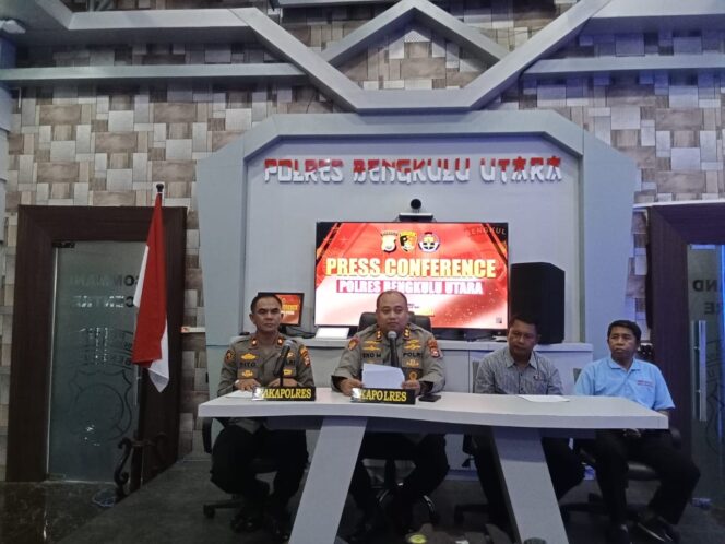 
 Kapolres Pimpinan Konferensi Pers Terkait Kasus Pelemparan Batu Oleh Remaja