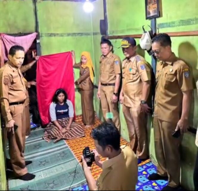 
 Dinsos BU Jemput Bola, Bantu Disabilitas Rekam KTP Elektronik hingga ke Rumah
