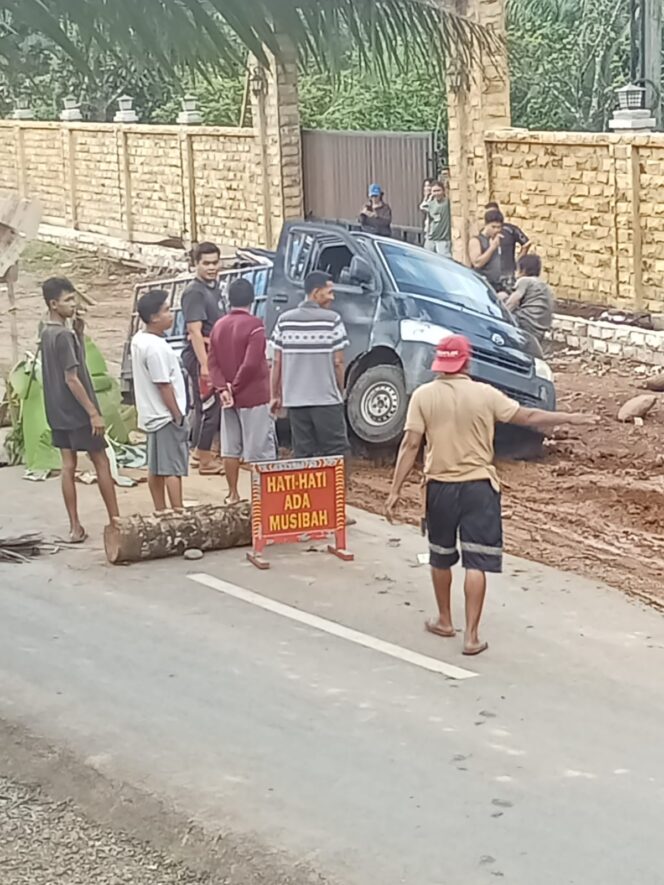
 Jalan Provinsi Lubuk Durian–Arga Makmur Baru Diperbaiki, Amblas Berlubang, Sejumlah Kendaraan Terperosok