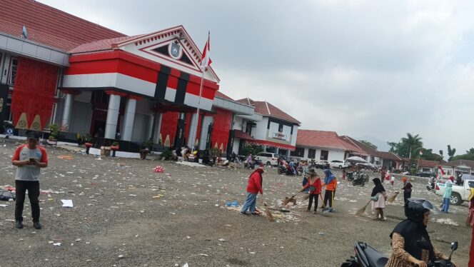 
 Pasca Pawai Perjuangan, Petugas Kebersihan DLH Bengkulu Utara Langsung Bersihkan Sampah